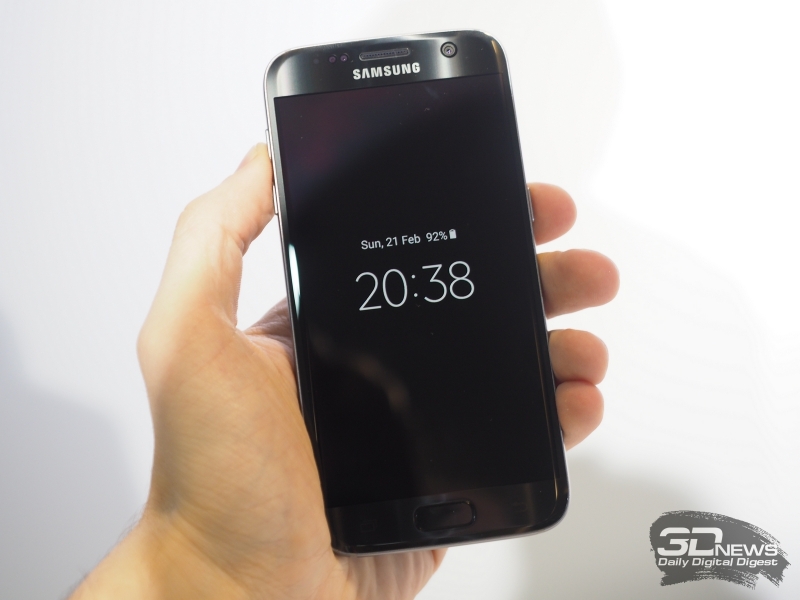 Samsung Galaxy S7, сканер отпечатка пальца здесь встроен в клавишу «Домой»