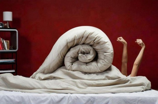 идея для фотосесии: фото в постели с одеялом - в виде улитки