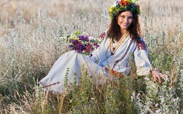 Фотосессия с полевыми цветами в этническом стиле