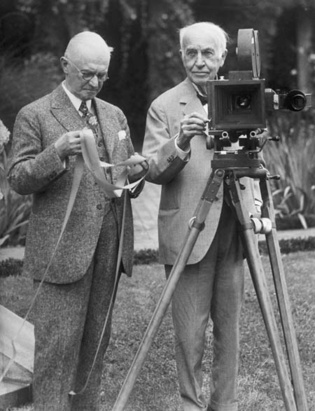 Джордж Истман и Томас Эдисон испытывают новую кинокамеру

