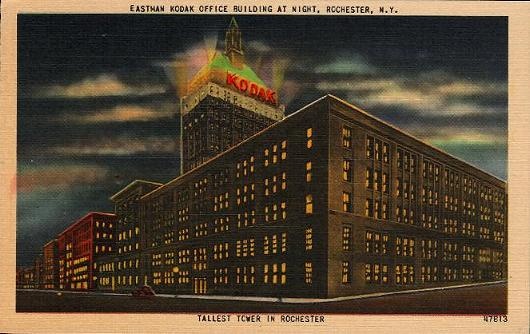 Здание Eastman Kodak в Рочестере, освещенное неоновой рекламой

