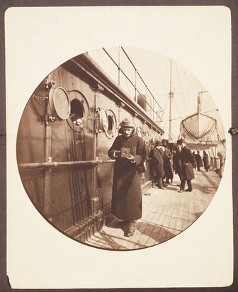 Джордж Истман на пароходе с первой камерой Kodak