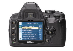 Внешний вид и меню зеркалки Nikon D60 по сравнению с D40x практически не изменились,
за исключением переназначения одной кнопки. Экран меню поворачивается на 90 град.
при повороте камеры. Удобно, но непривычно,
каждый раз приходится искать тот или иной
параметр заново