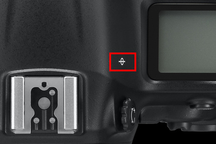 Таким значком обозначается фокальная плоскость. Значок есть на каждом зеркальном фотоаппарате. Именно с этого места отсчитывается дистанция фокусировки. 