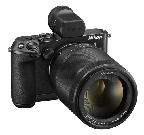 Объектив, способный снимать с тем же углом обзора (настолько же сильно “приближать” картинку) и с той же светосилой Nikon 1 70-300mm f/4.5-5.6 VR nikkor для фотоаппаратов системы Nikon 1. Он весит всего 550 грамм. Такая разница в размерах обусловлена тем, что в камерах Nikon 1 использована более компактная матрица. 