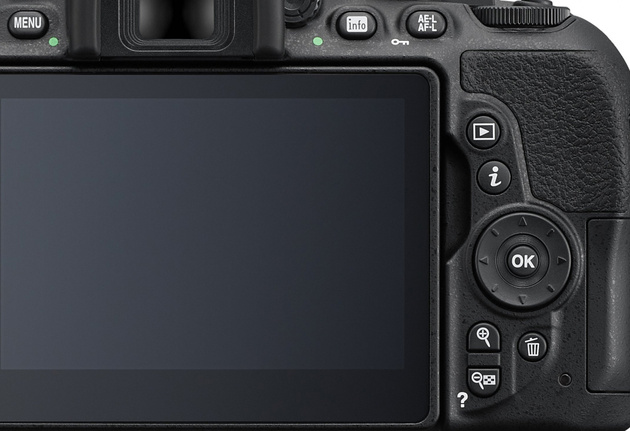 Nikon D5500 стал легче и компактнее, но эргономика от этого не пострадала: камеру удобно удерживать за ухватистую рукоятку