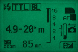 В режиме TTL (автоматическом) вспышка выводит информацию о том, на каких дистанциях её импульс будет эффективен. В данном случае это с 4,9 до 20 м. 