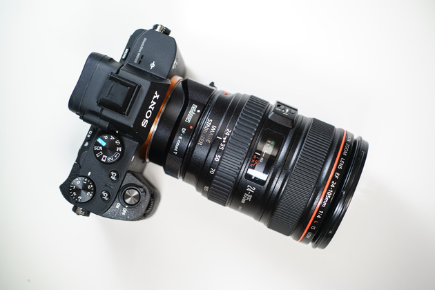 Переходники Metabones и некоторые другие позволяют использовать оптику Canon EF на беззеркалках Sony с сохранением работы автофокуса, стабилизатора, электронного управления диафрагмой. С камерами Sony Alpha ILCE-7M2 и Sony Alpha ILCE-7RM2 автофокусировка происходит по фазовому принципу с использованием датчиков на матрице.