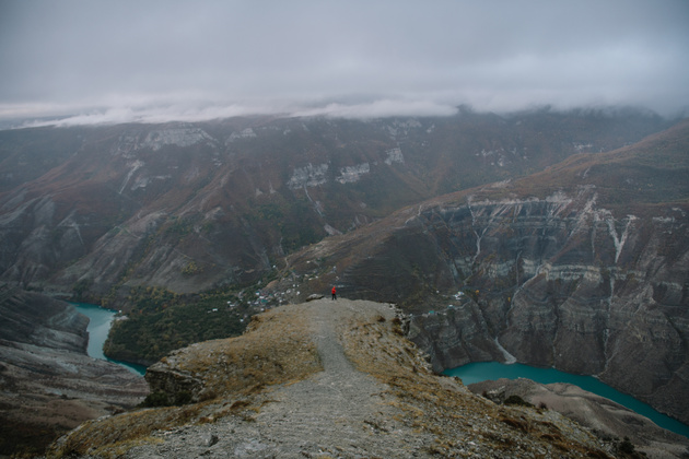 Встреча рассвета на Сулакском каньоне — одном из самых известных мест Дагестана. Место поражает своими размерами, поэтому нужен широкий угол, чтобы передать его масштаб! Nikon AF-S NIKKOR 24-70mm f/2.8G ED справляется с этой задачей.