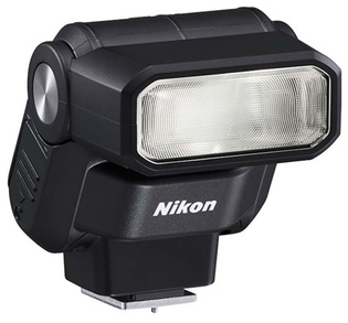 Nikon SB-300 — доступная вспышка начального уровня.
