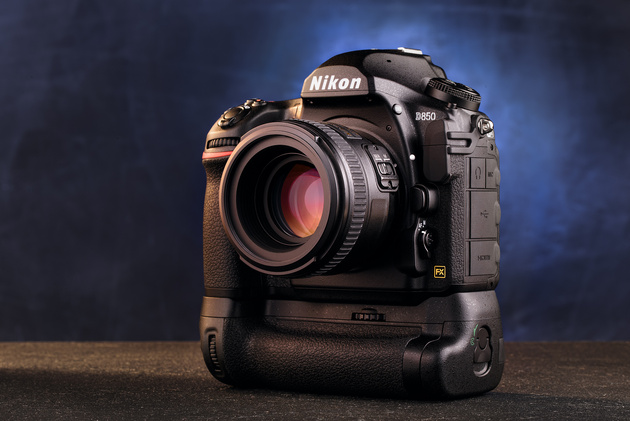 Nikon D850 с батарейным блоком Nikon MB-D18