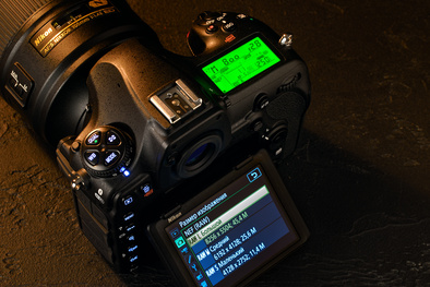 Nikon D850 имеет не только подсветку информационного экрана — на нём подсвечиваются и основные кнопки, органы управления. Это удобно при съёмке в темноте.