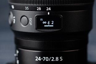 А в самых современных объективах (например, Nikon NIKKOR Z 24–70mm f/2.8 S) такая шкала электронная. На ней, кроме самой дистанции, показываются и границы ГРИП.