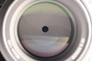 Лепестки диафрагмы в объективе формируют отверстия различного диаметра.