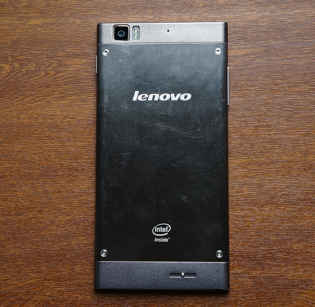 Lenovo K900 вид сзади