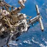 Астронавты Steven G. MacLean и Daniel C. Burbank работают снаружи МКС