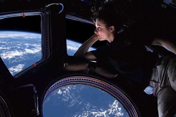Астронавт Tracy Caldwell Dyson смотрит на Землю