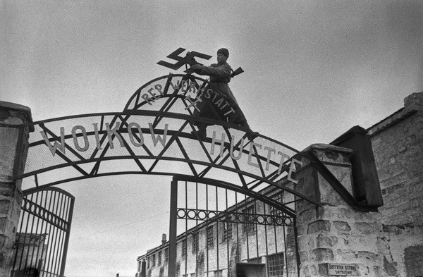 Евгений Халдей. Керчь, 1943.jpg