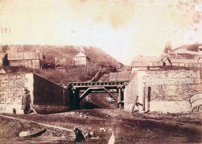 1862 Железнодорожный мост под Рождественским монастырем. Конец XIX в. Архив ВСМЗ