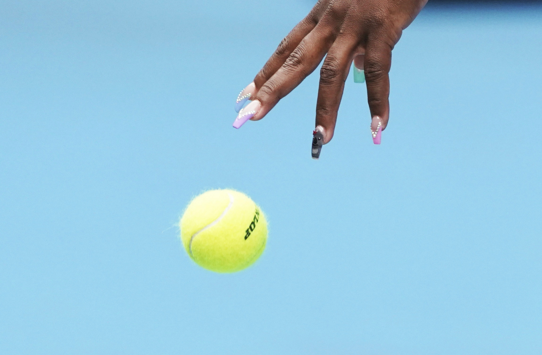 20 января: американская теннисистка Серена Уильямс во время первого круга матча с российской спортсменкой Анастасией Потаповой на Открытом чемпионате Австралии по теннису в Мельбурне.