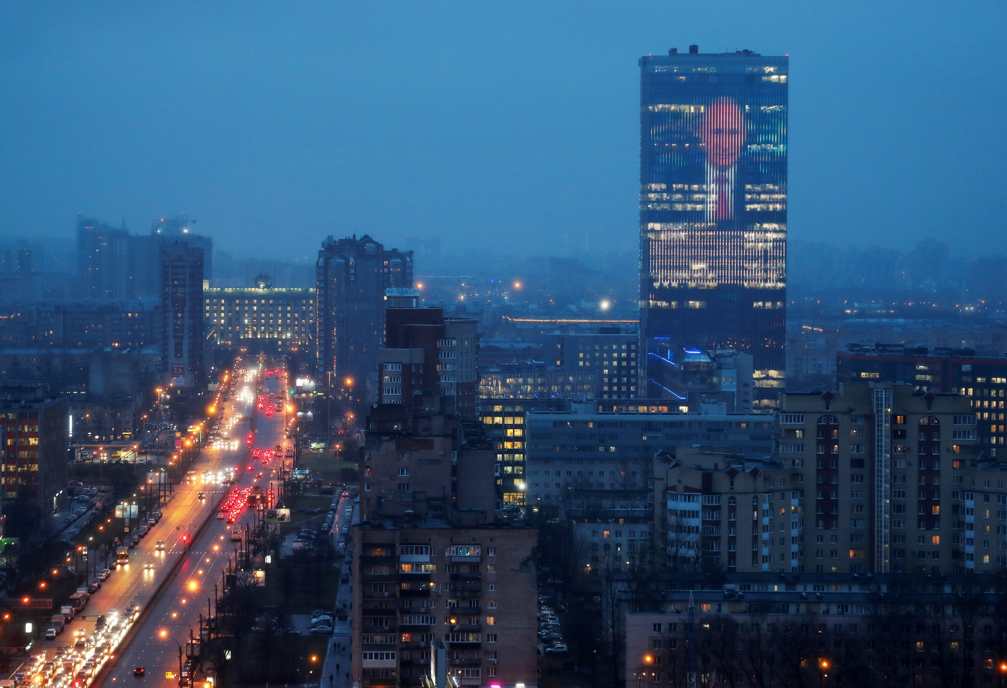 15 января: экран, установленный на фасаде бизнес-центра, показывает изображение президента России Владимира Путина и цитату из его ежегодного обращения к Федеральному Собранию.