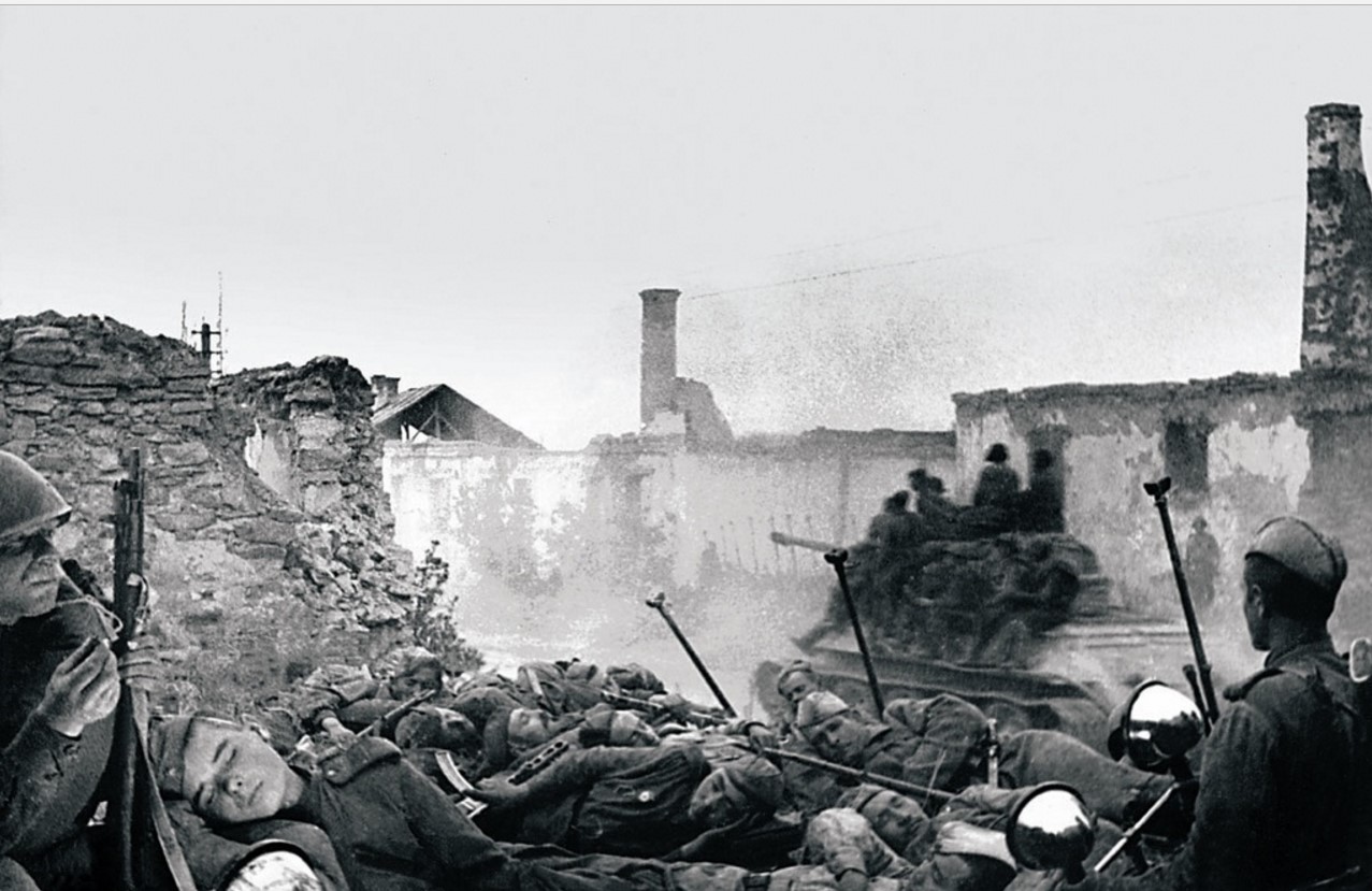1943. Бои в населенных пунктах. Пехота ждет поддержки советских танкистов, чтобы продолжить наступление. 44-я гвардейская танковая бригада. Июль