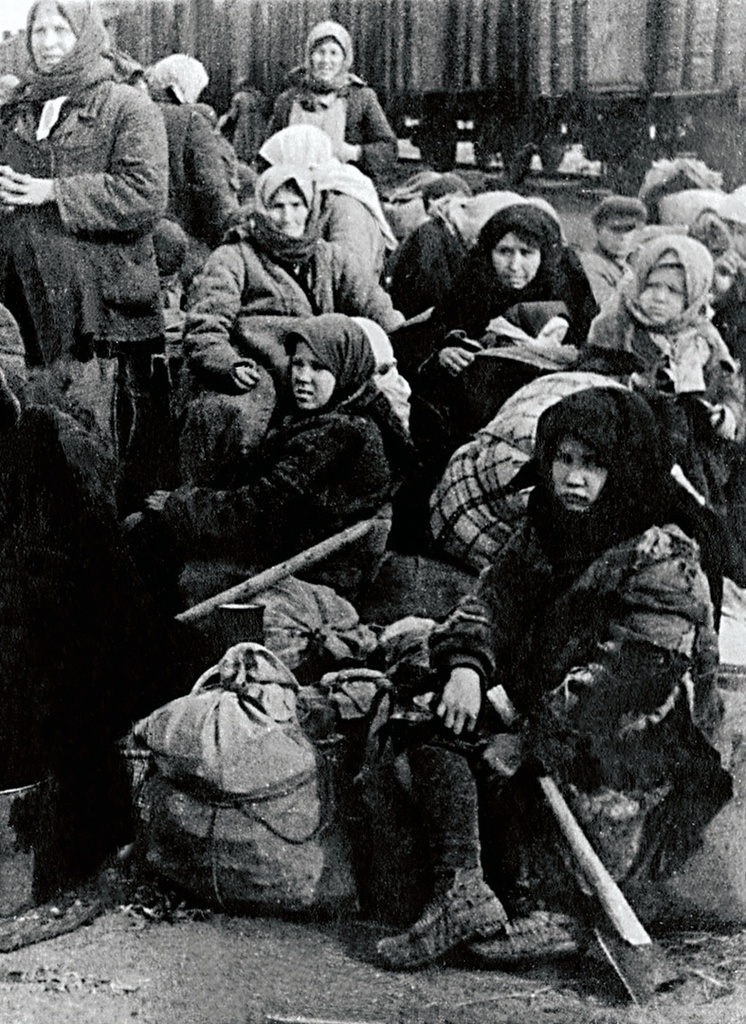1941. Прифронтовая полоса. Женщины и дети ждут отправки состава на восток