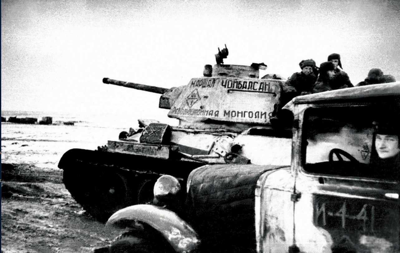 1943. Танковая колонна «Революционная Монголия». Танк «Маршал Чойбалсан» на марше