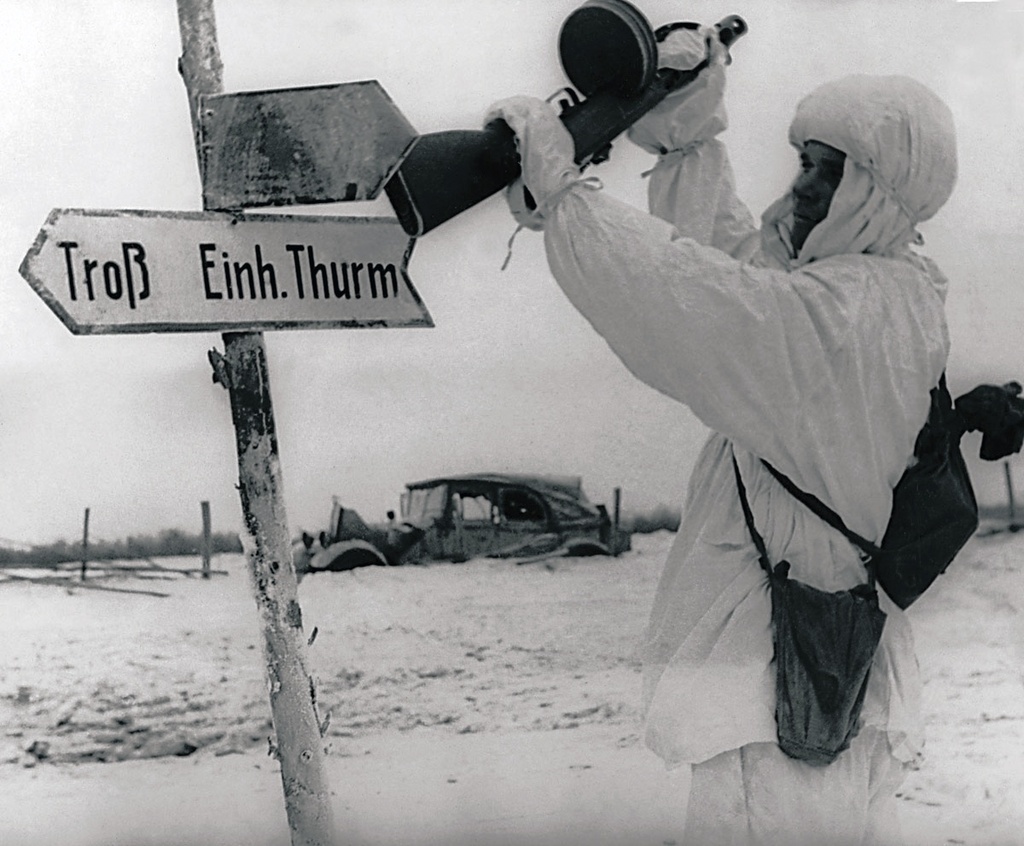 1944. Автоматчик В. Х. Тимченко сбивает немецкий указатель дороги