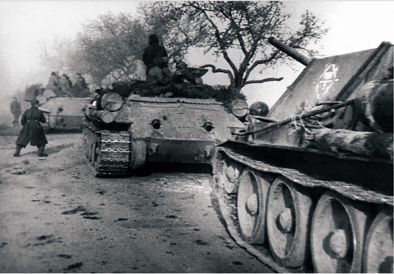 1944. Танки 44-й танковой бригады на марше. Польша