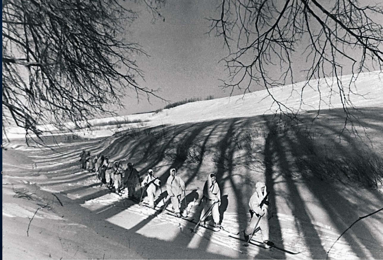 1942. Северо-Западный фронт. Воины-лыжники окружают лес, в котором засели немцы. Декабрь
