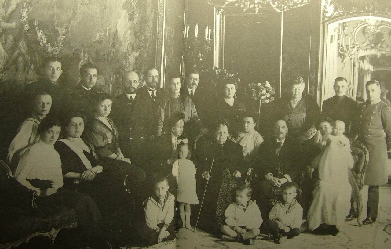 Групповой портрет семейства Мусиных-Пушкиных, 1913 год