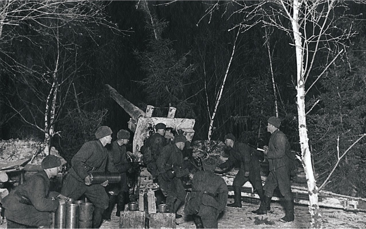 1942. Северо-Западный фронт. Ночью на огневой позиции. Орудийный расчет младшего сержанта ведет огонь по врагу