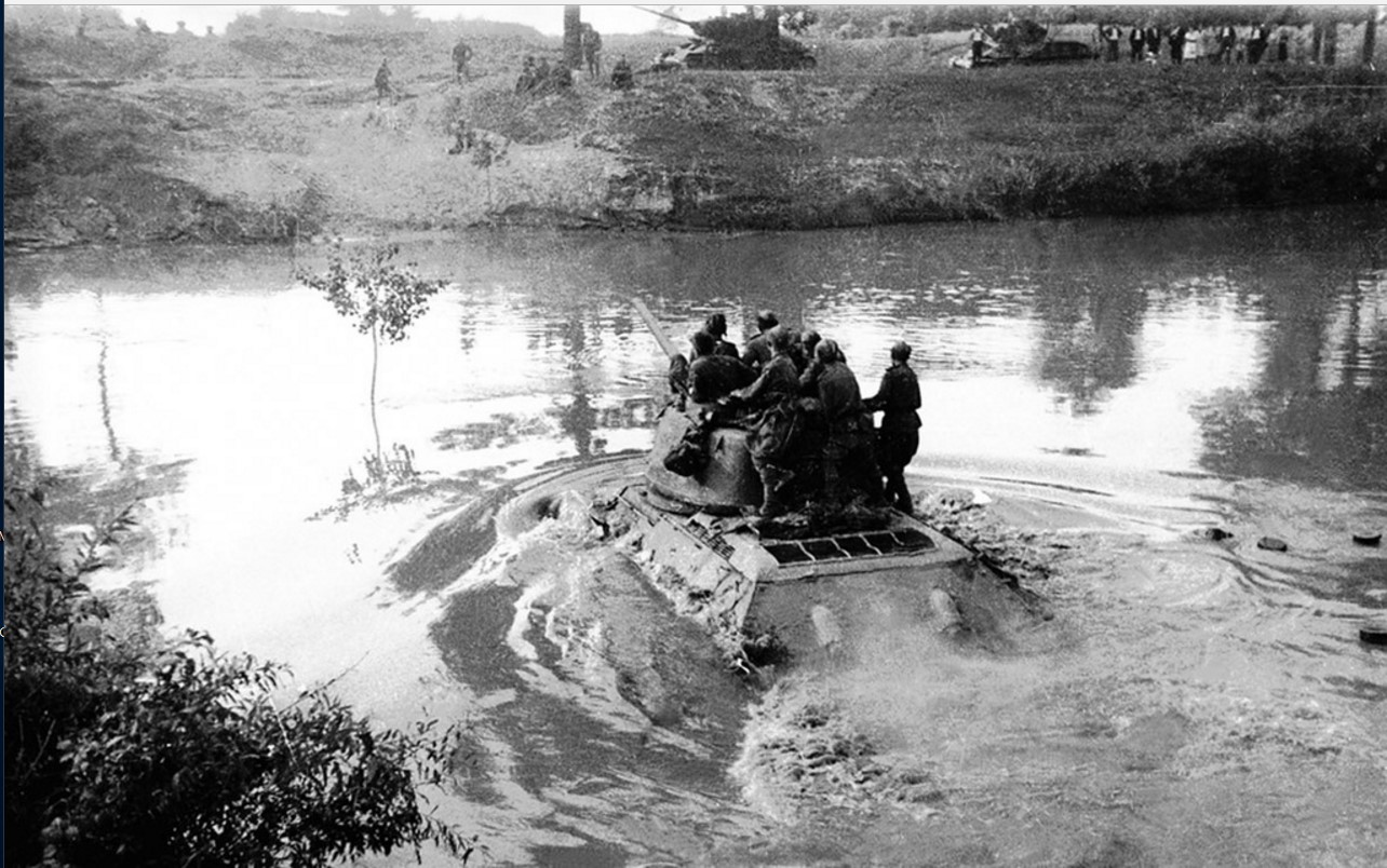 1944. Переправа через реку Днестр. 44-я гвардейская танковая бригада