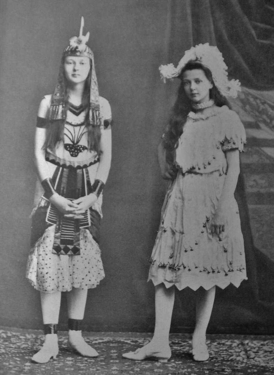 Фотография двух дочерей П.А.Столыпина. 1910.