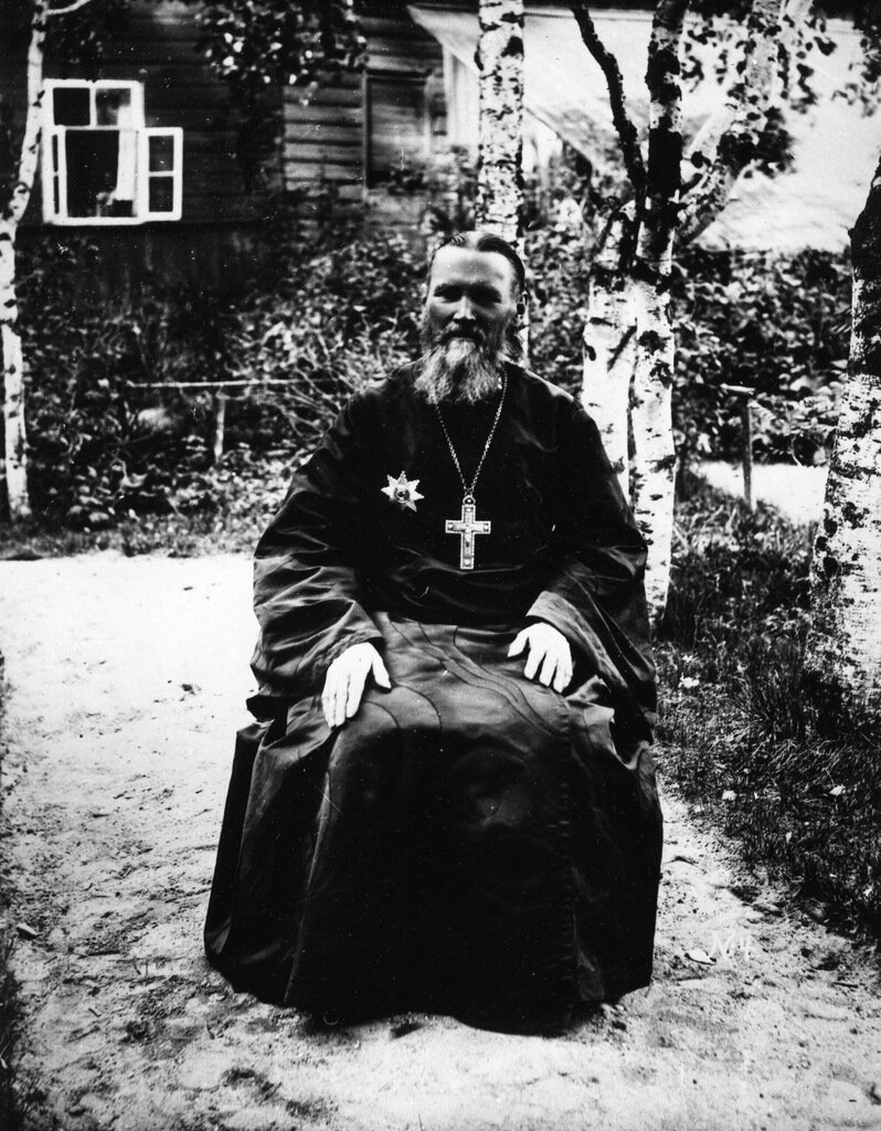 Иоанн Кронштадский в саду своего дома. 1899 г.