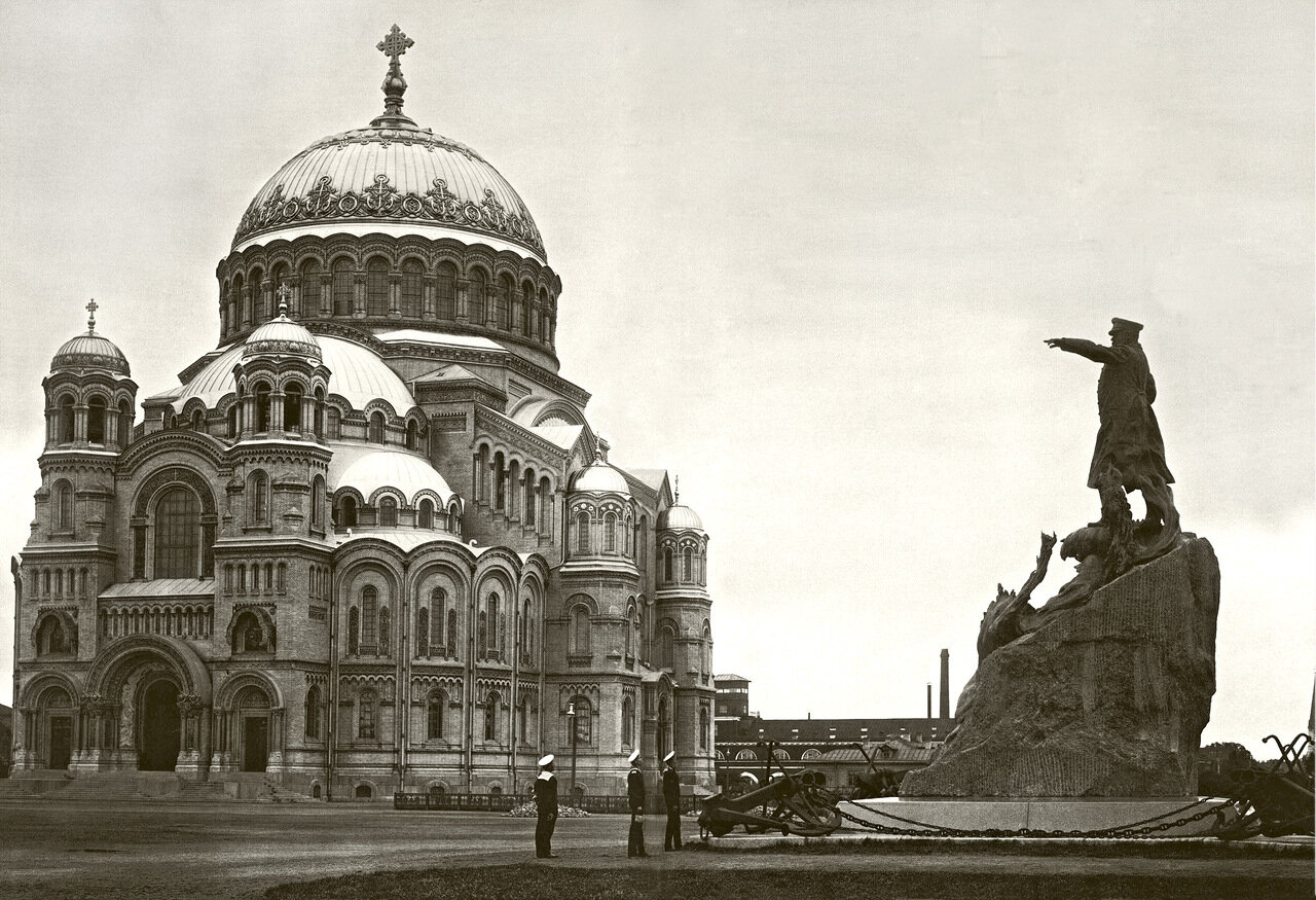 Кронштадтский Богоявленский морской собор и памятник адмиралу Макарову
