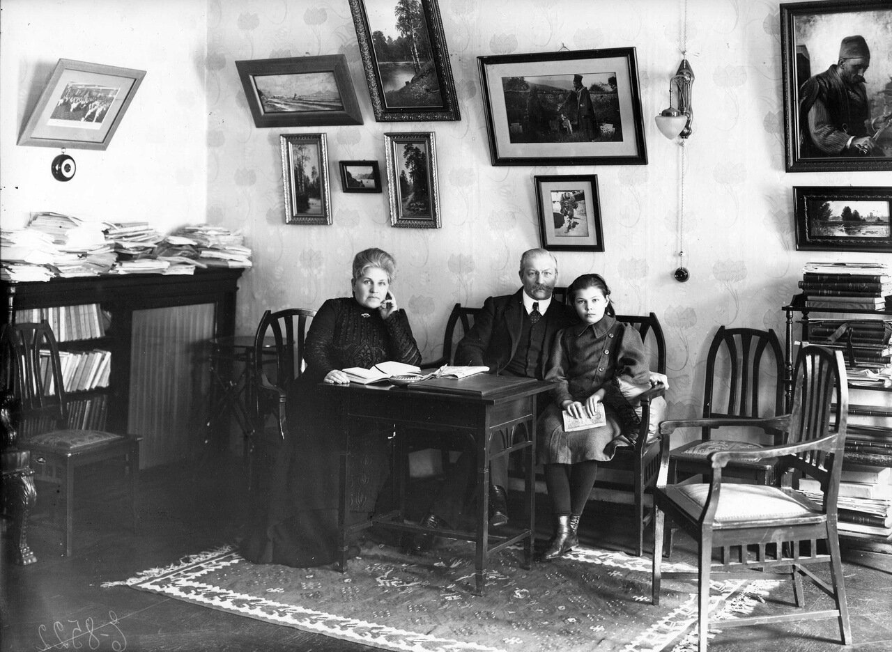 Павел Милюков с членами семьи. 1912 г.