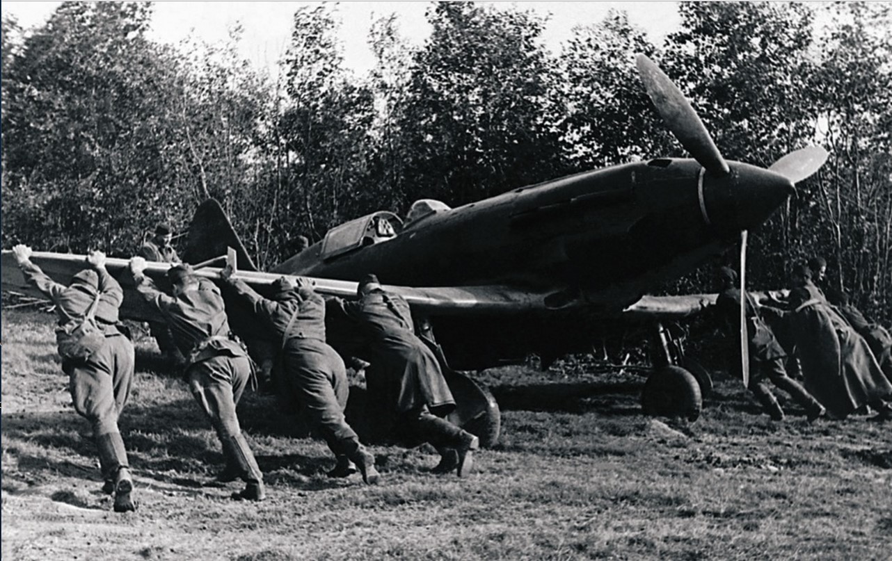 1941. На полевом аэродроме. Техники закатывают самолет в укрытие. Сентябрь