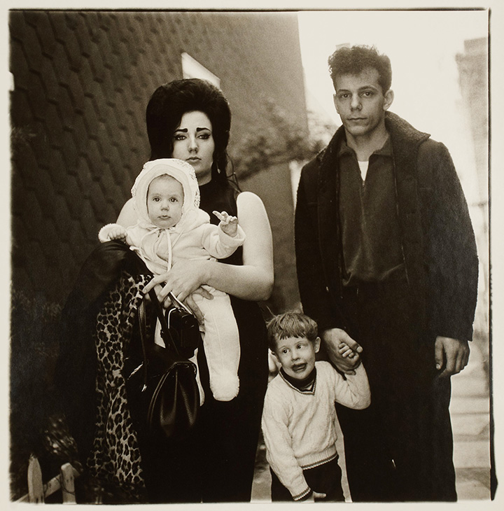 Диана Арбус. Молодая семья на воскресной прогулке. США, 1966