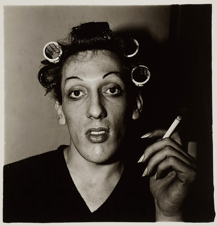 Диана Арбус. Молодой человек в бигудях. Подготовка к ежегодному травести-балу. США, 1966