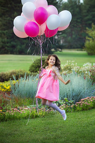 девочка с розовыми шарами на фотосессии