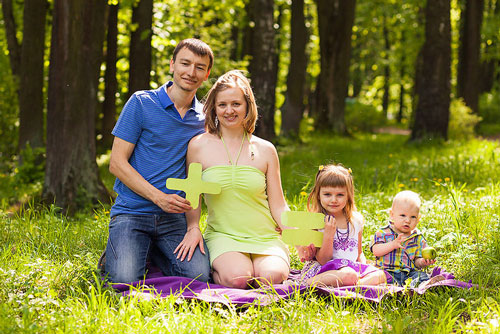 идеи семейной фотосессии на лесной полянке