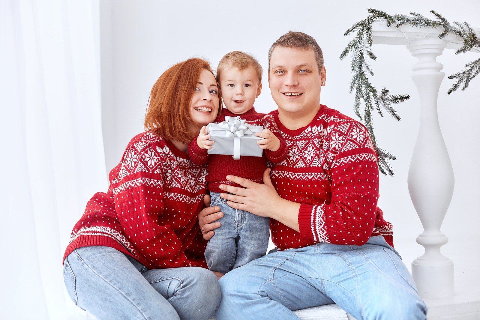 Идеи для семейной новогодней фотосессии в красных свитерах