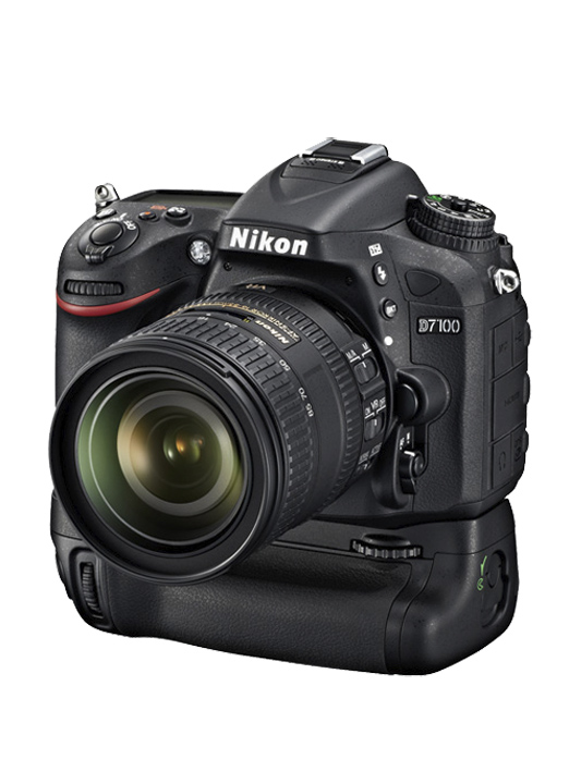 Nikon D7100 с батарейным блоком и объективом 16-85VR
