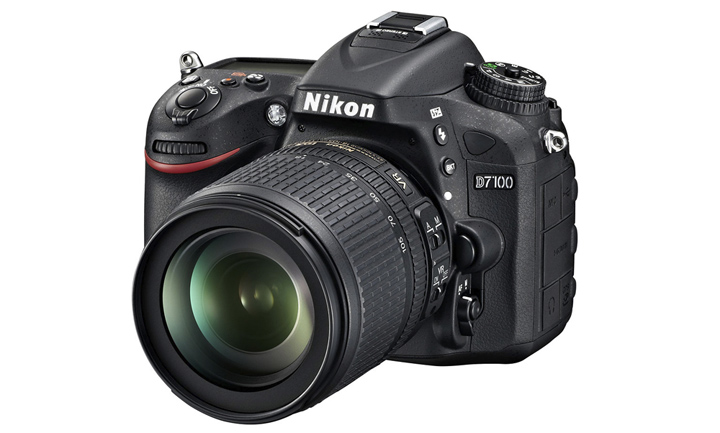 Так выглядит Nikon D7100 с китовым объективом Nikon 18-105mm 1:3.5-5.6G ED Nikkor VR AF-S SWM DX IF Aspherical из комплекта поставки