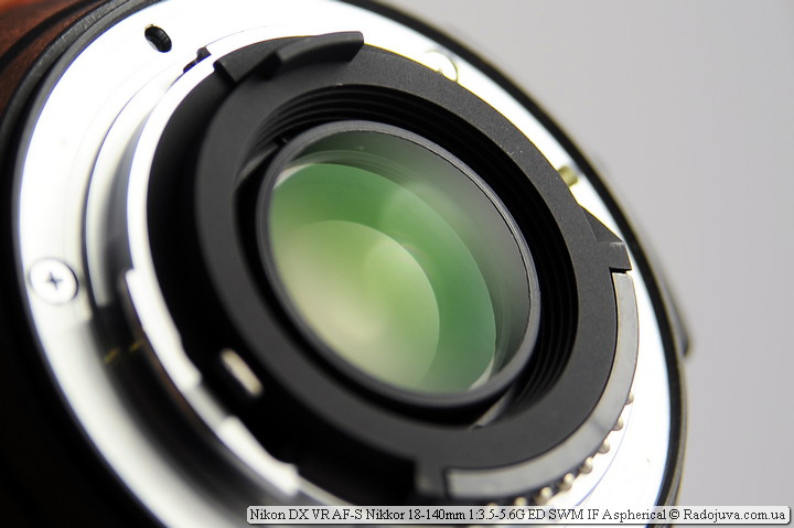 Просветление задней линзы объектива Nikon 18-140mm VR
