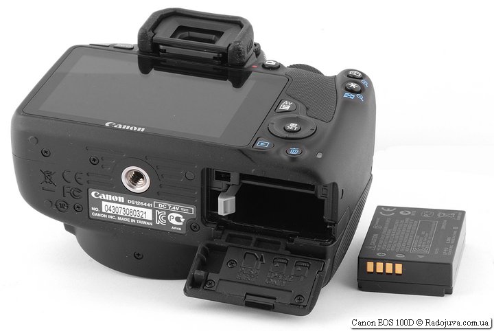 Canon 100D, отсек для батаерии карты памяти. Вид батареии.