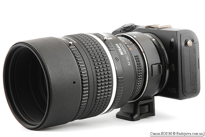 Canon EOS M с двумя переходниками и объективом Nikon AF DC-Nikkor 105mm 1:2 D Defocus Image Control