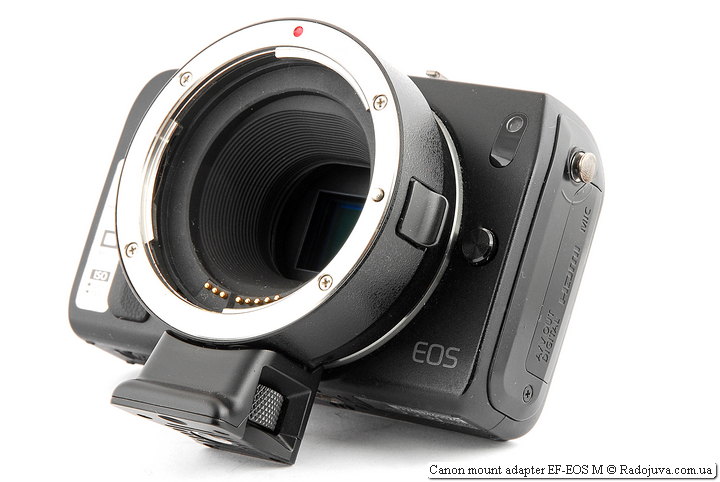 Так выглядит Canon mount adapter EF-EOS M на камере Canon EOS M